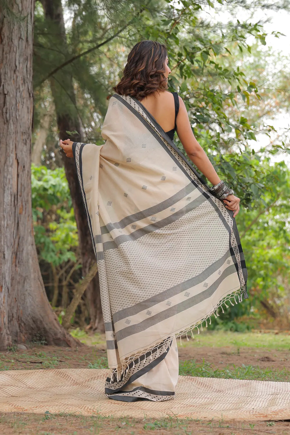 Handloom Cream Soft Cotton Saree With Dark Grey Border