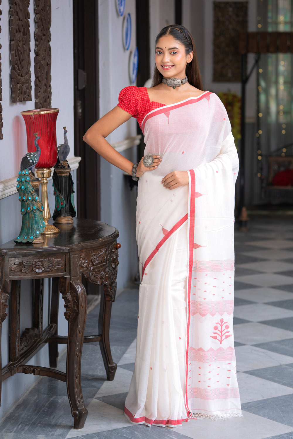 Handloom White Pure Cotton Laal Paar Jamdani Saree with Red Border