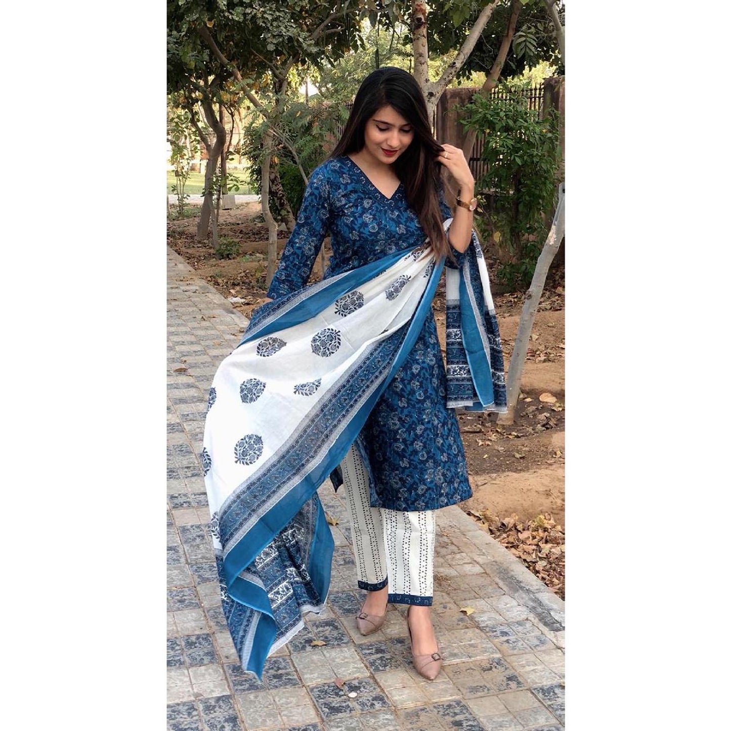 Women Blue Floral Print Viscose Rayon Kurta And Pant Set