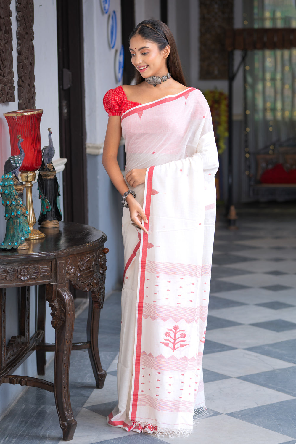 Handloom White Pure Cotton Laal Paar Jamdani Saree with Red Border