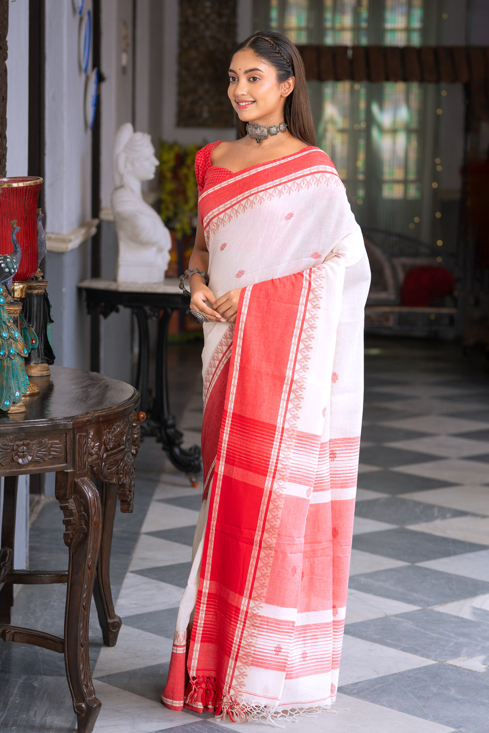 Handloom White Pure Cotton Laal Paar Jamdani Saree with Broad Red Border