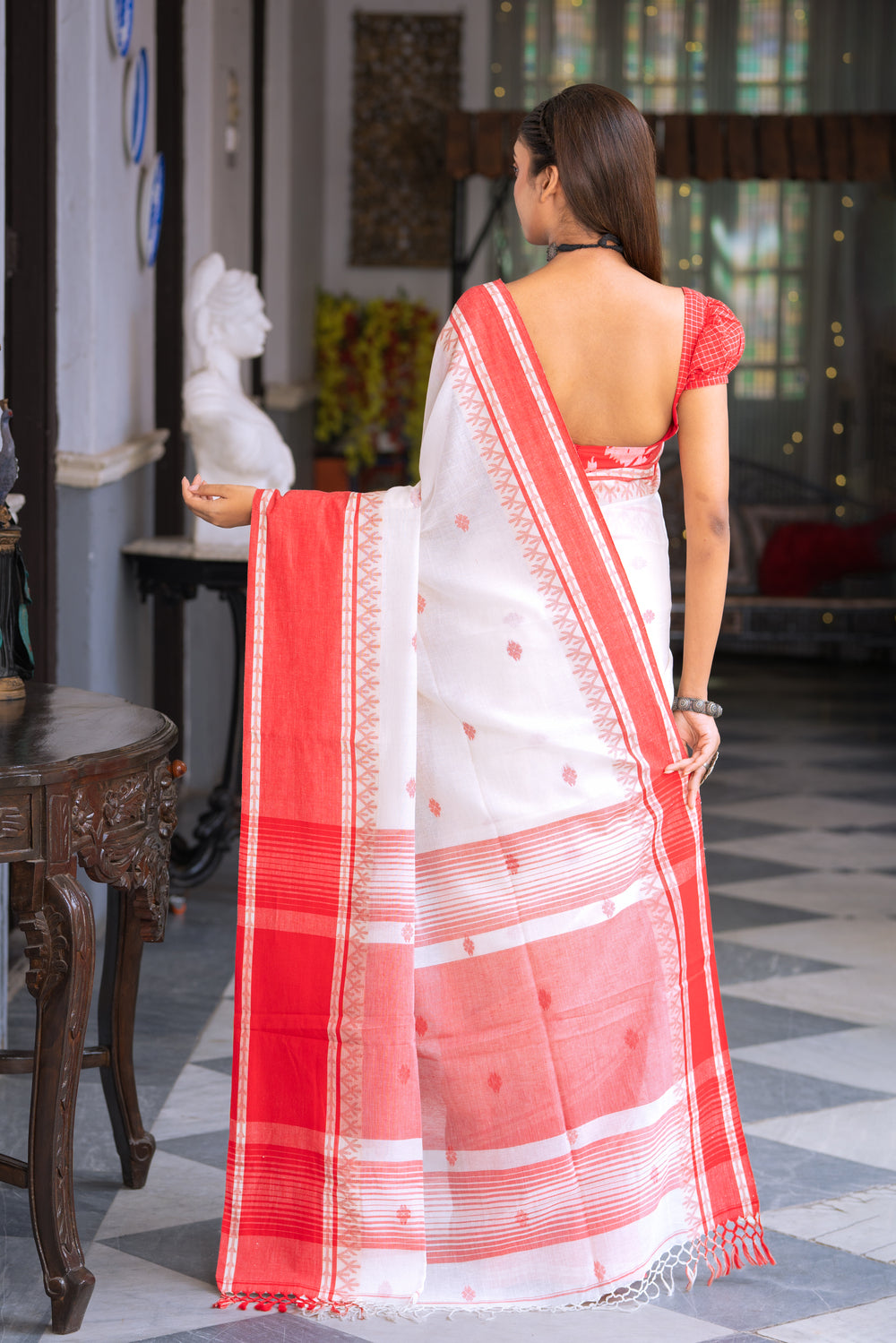 Handloom White Pure Cotton Laal Paar Jamdani Saree with Broad Red Border