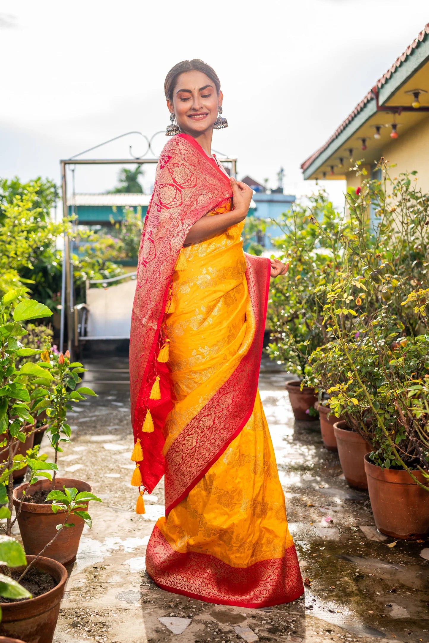 Splendind Yellow Viscose Silk Handloom saree