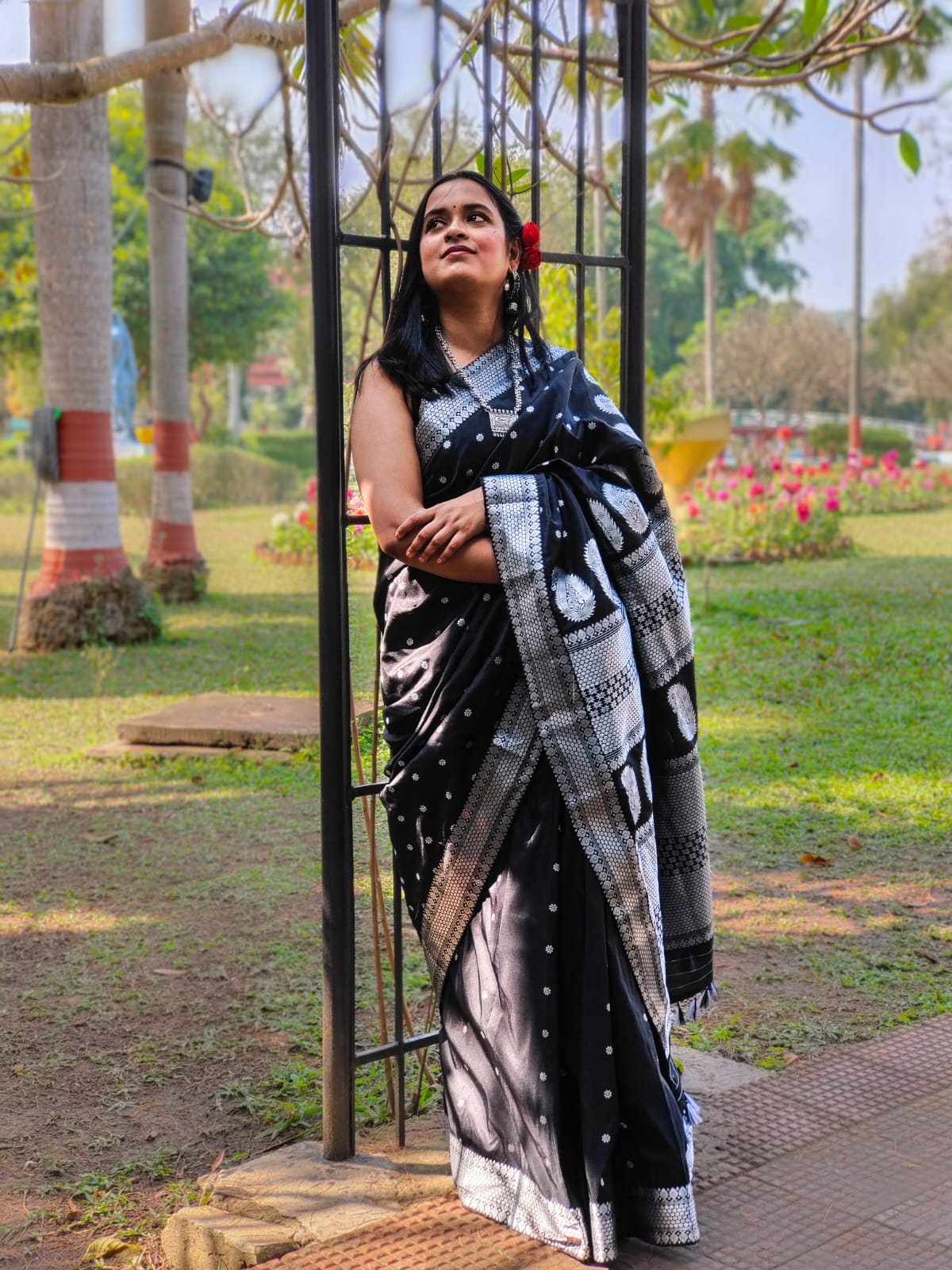 Pretty Woman Black Poly Silk Handloom saree