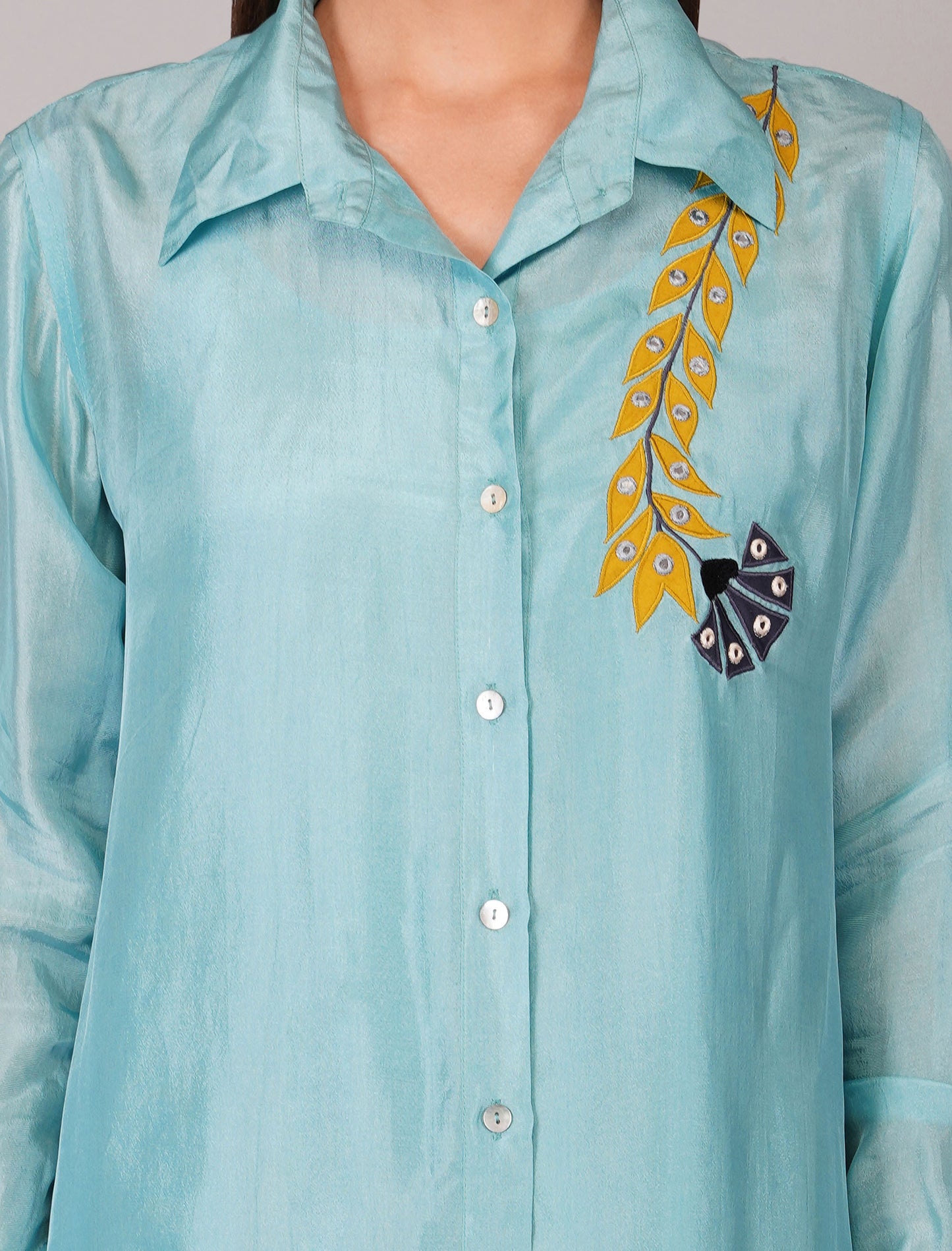 Long Shirt Set With Turquoise Applique Flower