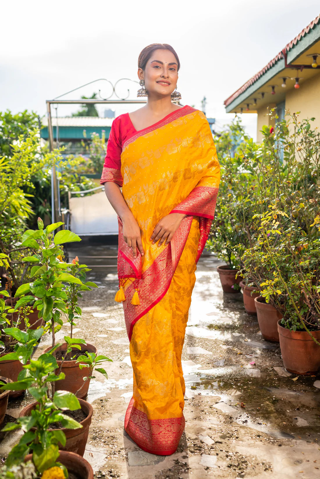 Splendind Yellow Viscose Silk Handloom saree