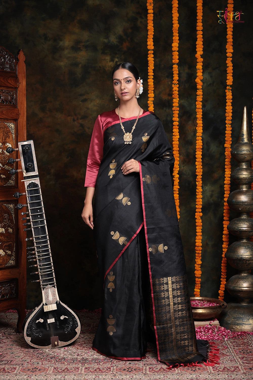 Handloom Black Kanchipattu With Golden Zari