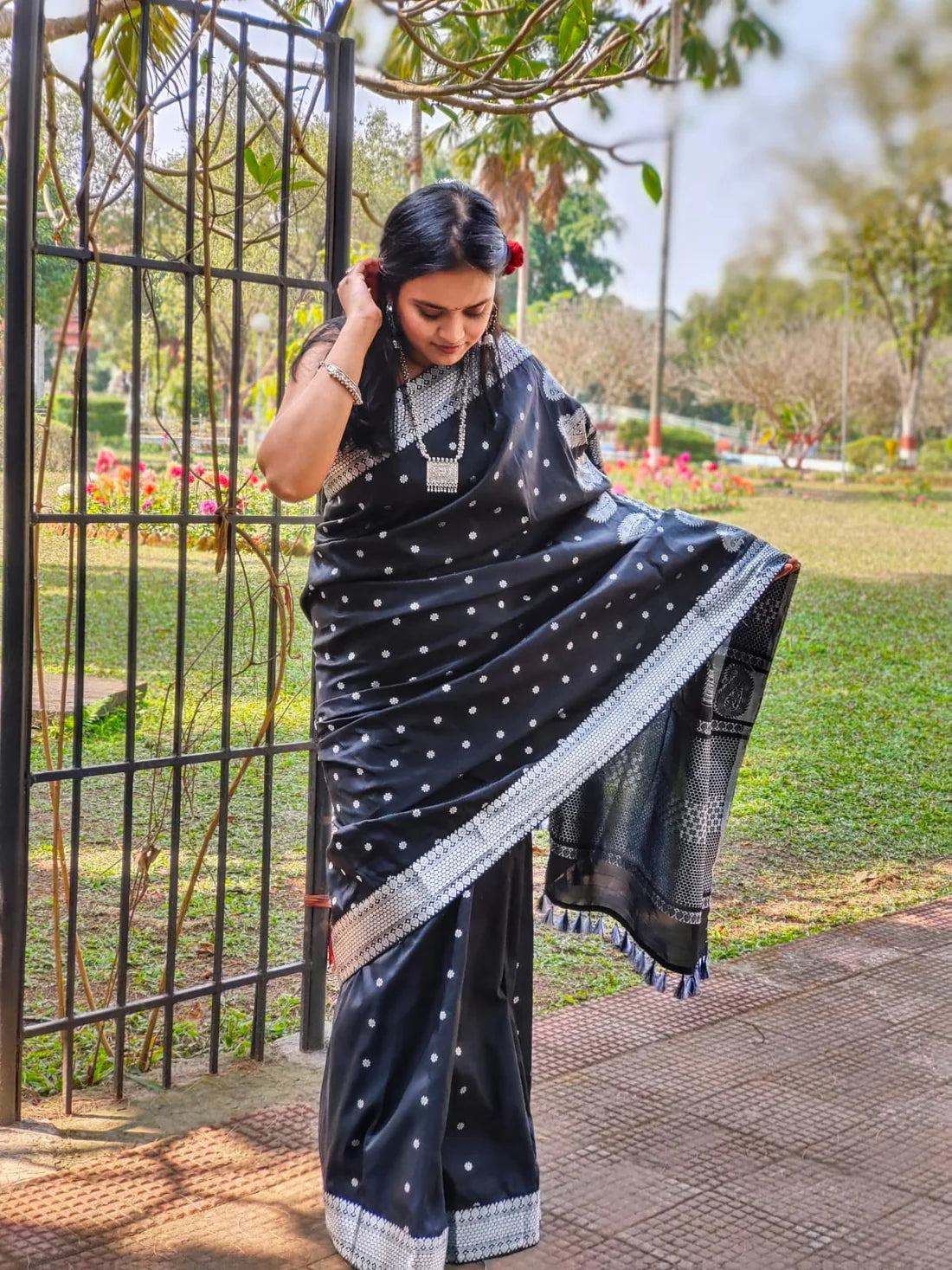 Pretty Woman Black Poly Silk Handloom saree