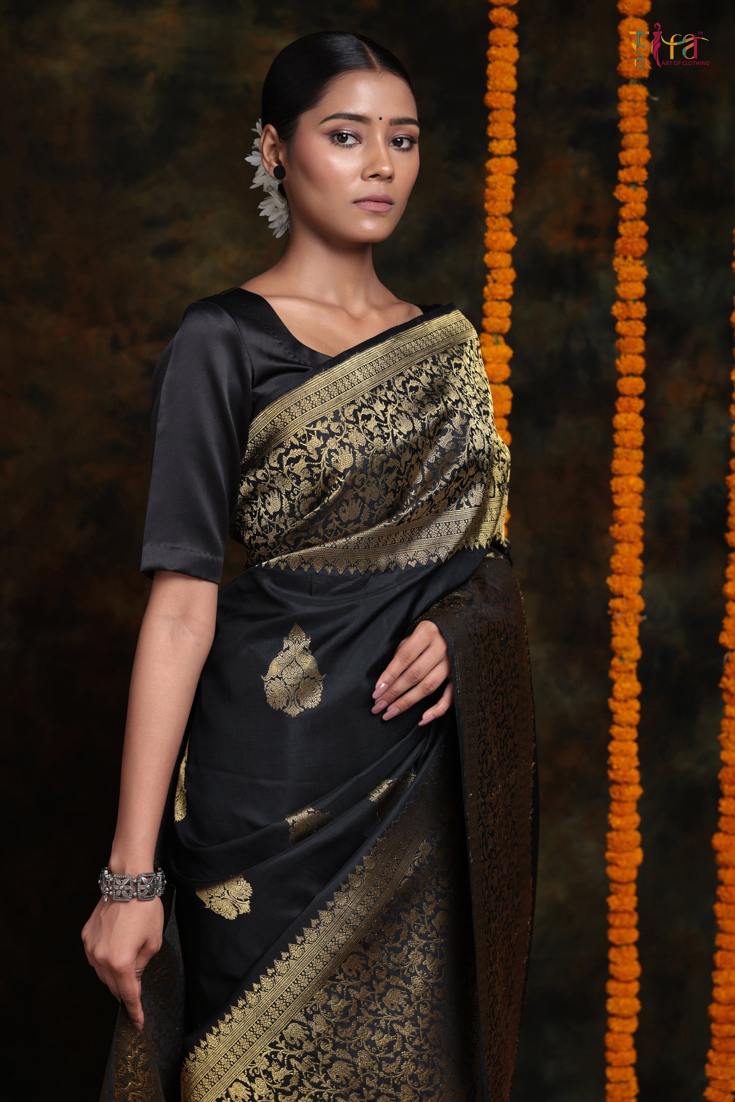 Black Handloom Kanchipattu With Pure Thick Zari Motifs