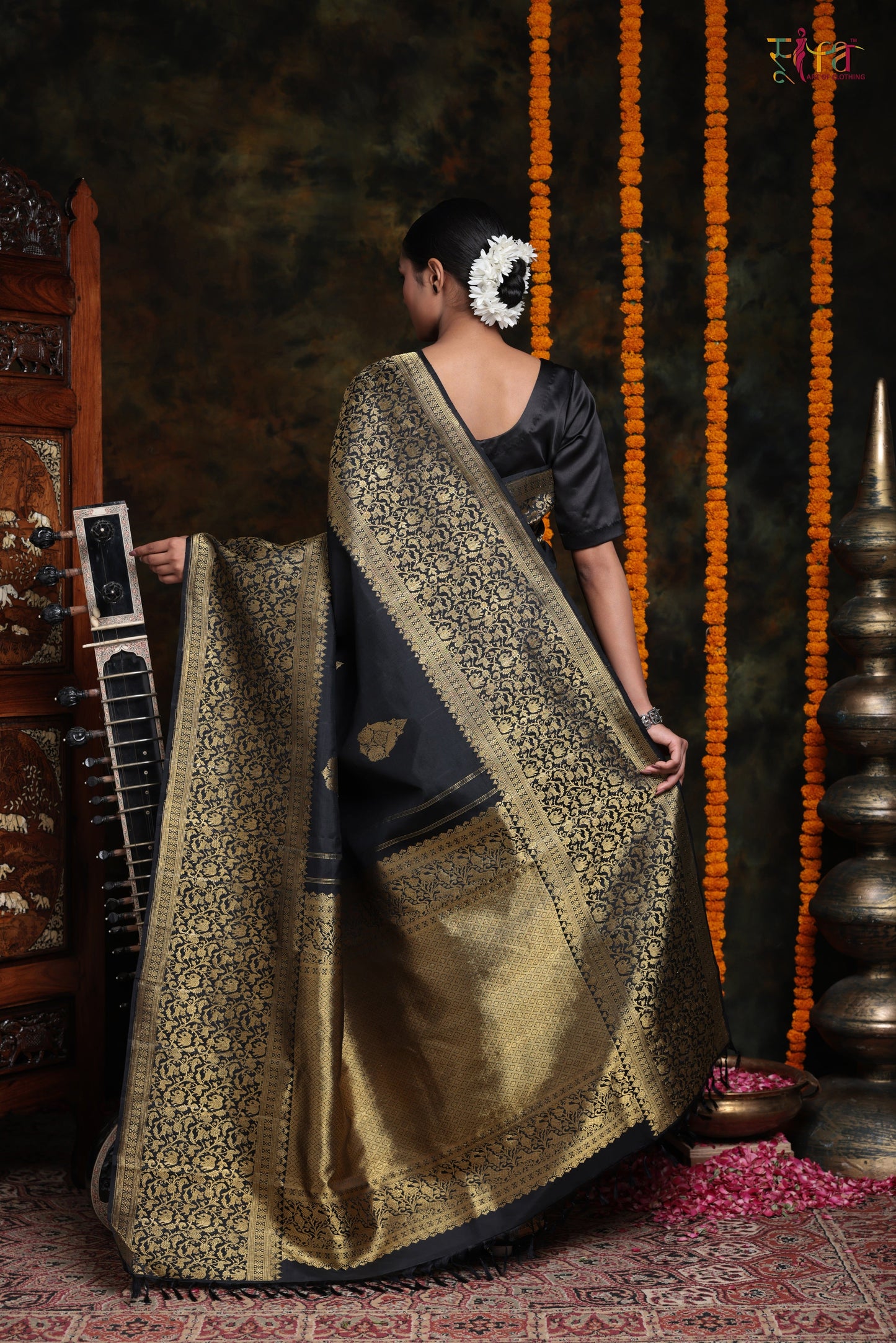 Black Handloom Kanchipattu With Pure Thick Zari Motifs