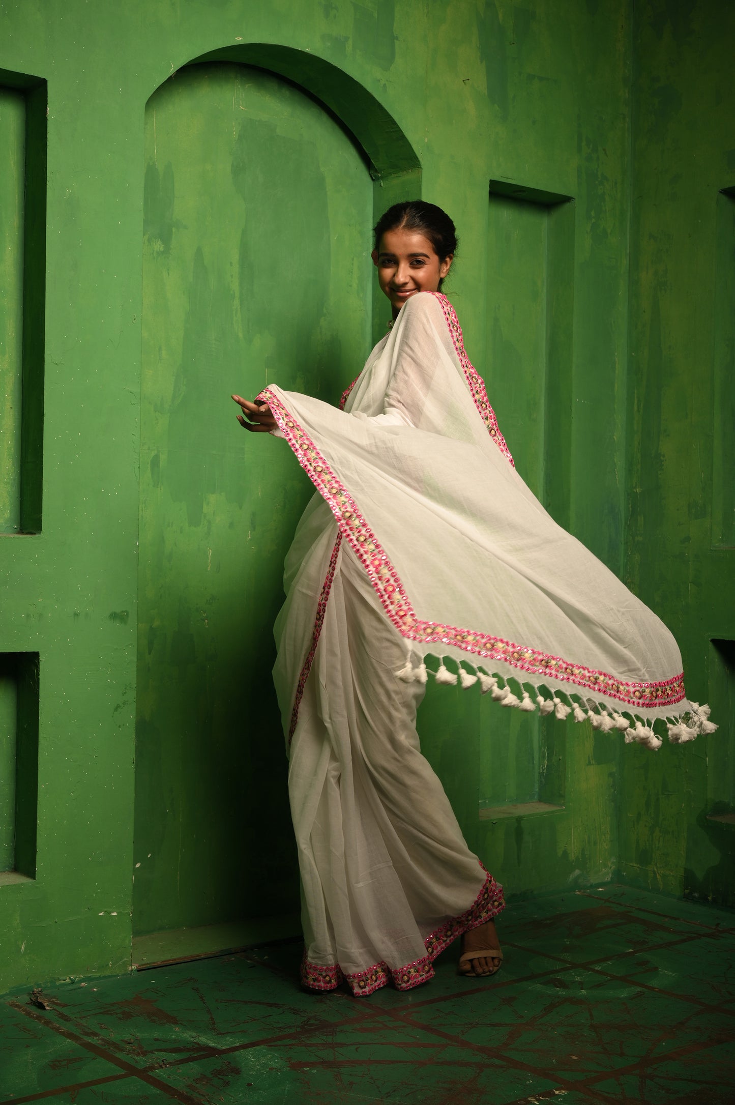 Chaand Sifarish I White Mul Cotton Saree with Embroidered Lace Border