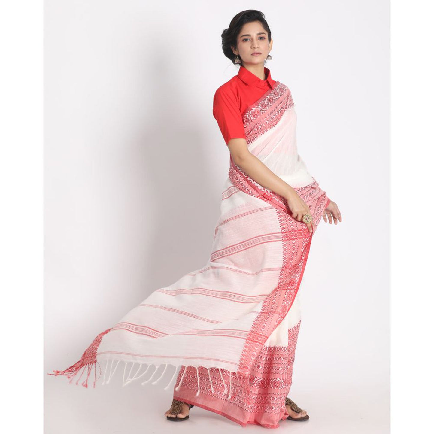 Red Border White Begampuri Handspan Cotton Saree