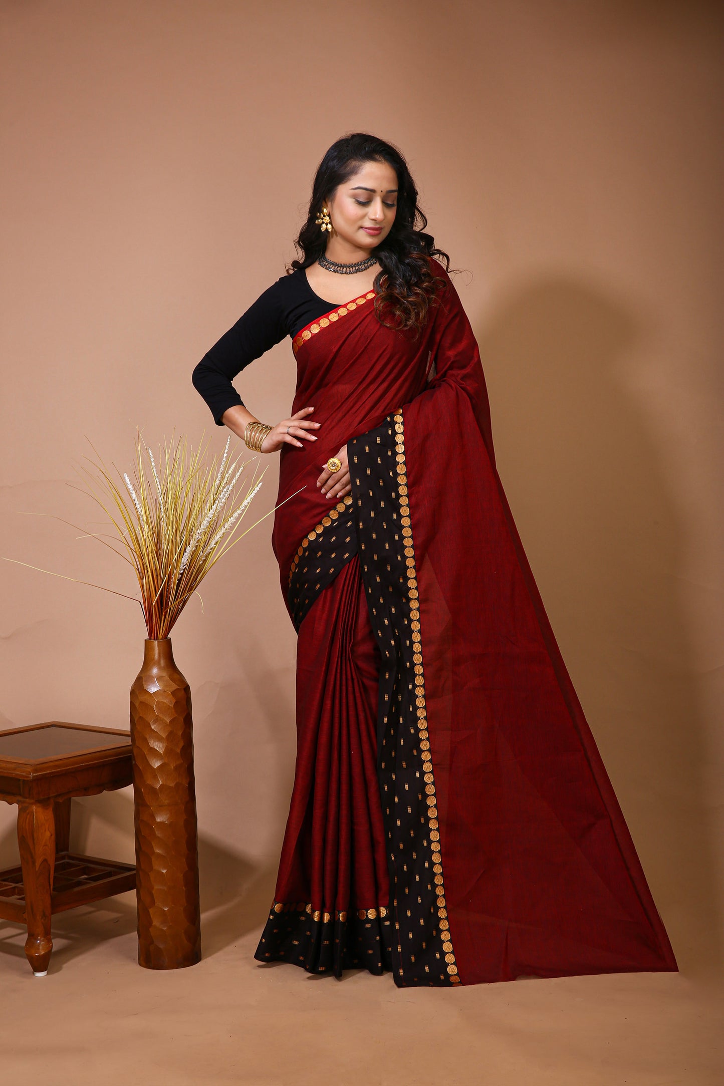 Dori Red Cotton Self Design Saree