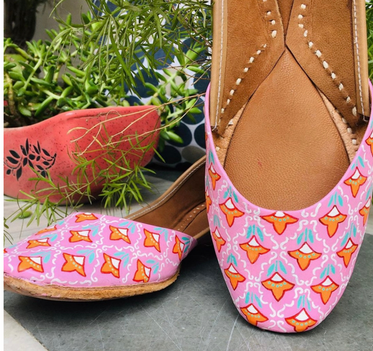 Elegant Motif Handpainted Juttis