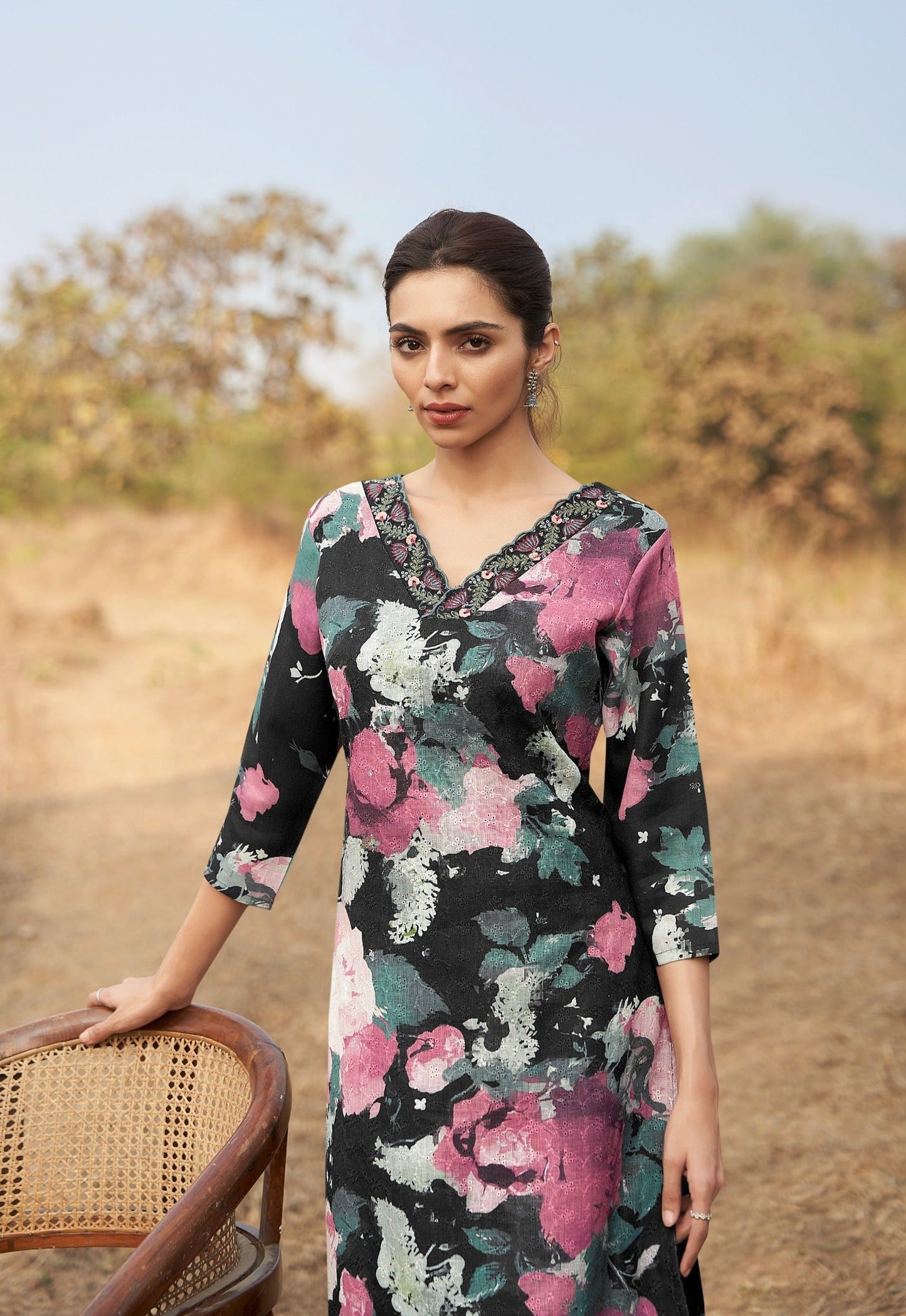 Noir Floral Linen Printed Kurta set with Embroidery