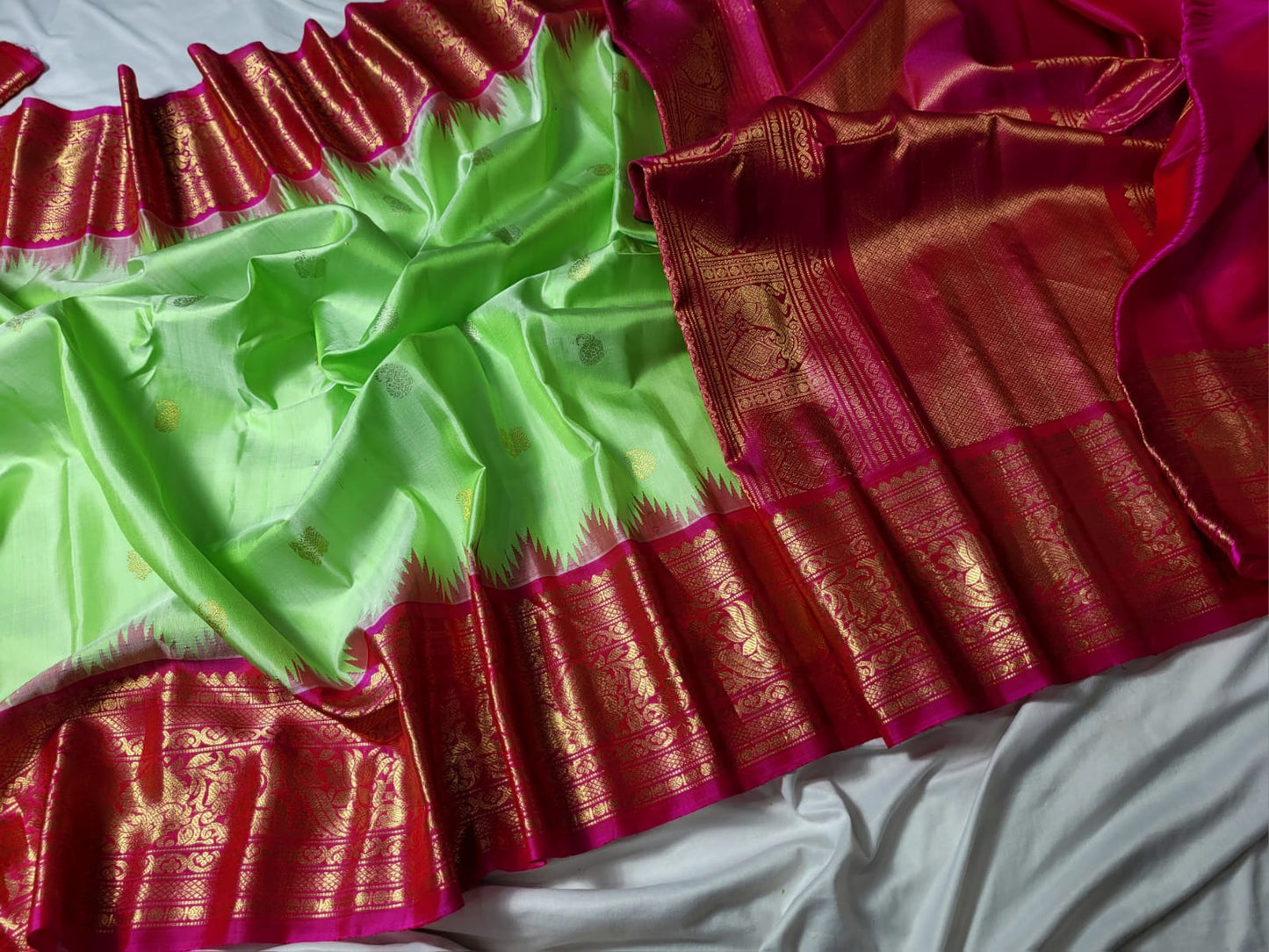 Lime Green with Maroon Pallu Pure Gadwal Pattu handloom Saree