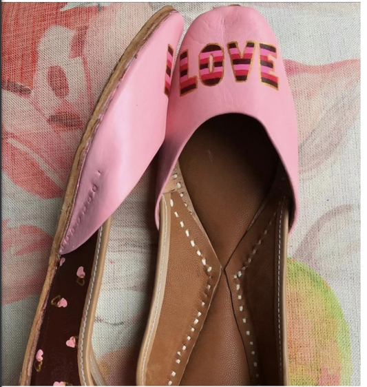 Handpainted Peachy Love Juttis