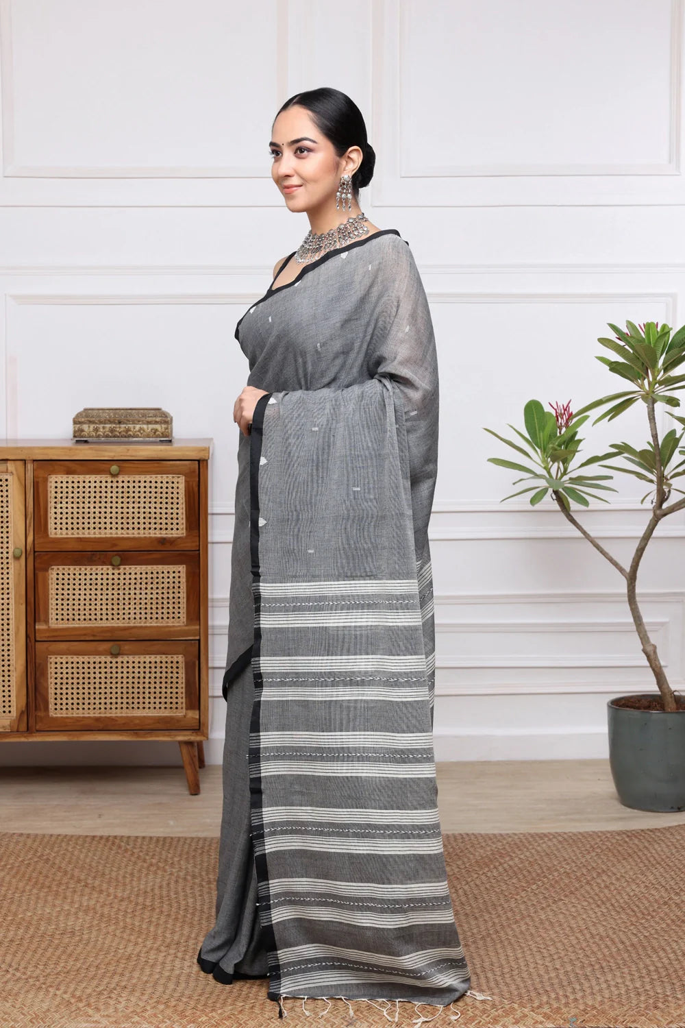 Handloom Grey Mulmul Jamdani Saree With Black Border