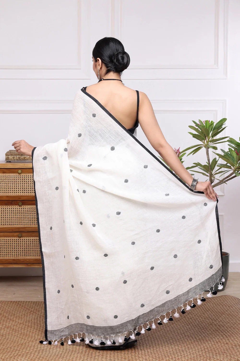 Handloom White Pure Linen Jamdani Saree with Grey Polka Motifs