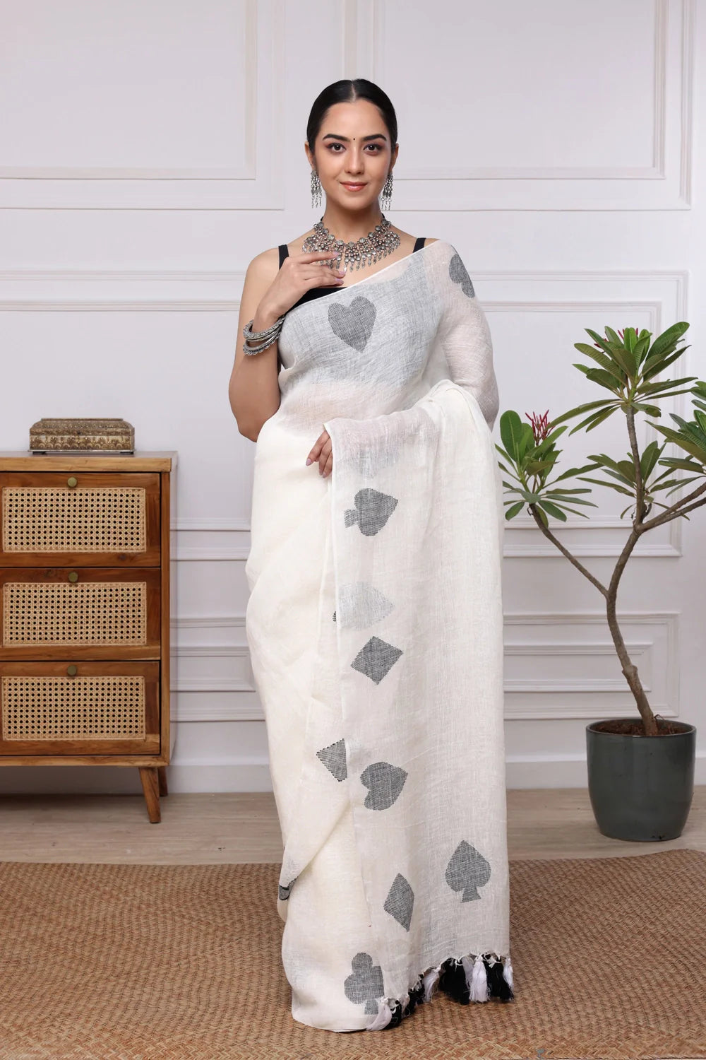 Handloom White & Black Pure Linen Teen Patti Jamdani Saree