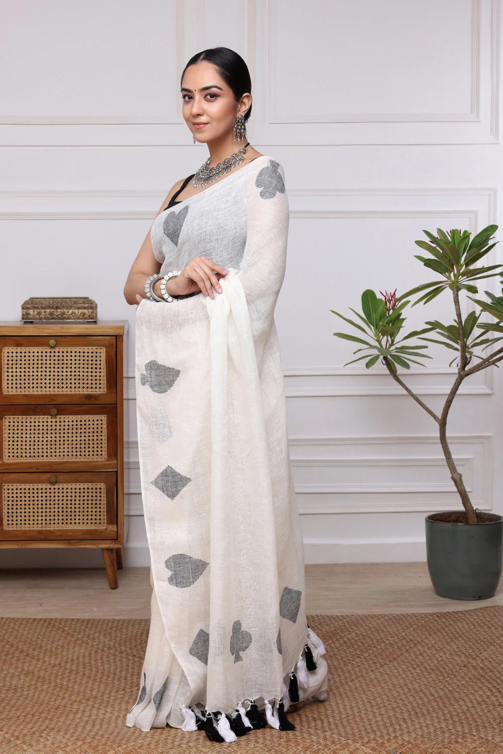 Handloom White & Black Pure Linen Teen Patti Jamdani Saree