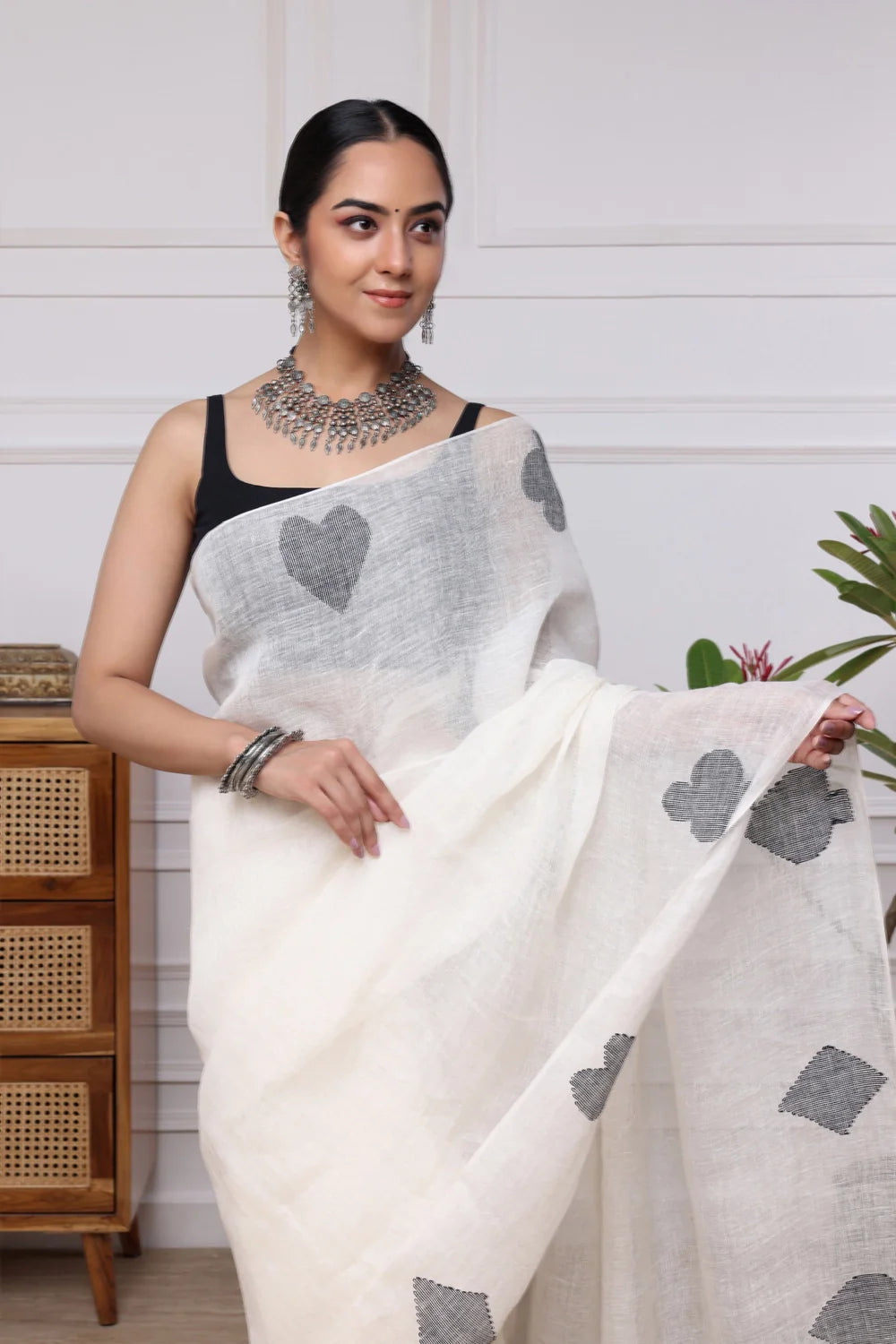 Handloom White & Black Pure Linen Teen Patti Jamdani Saree