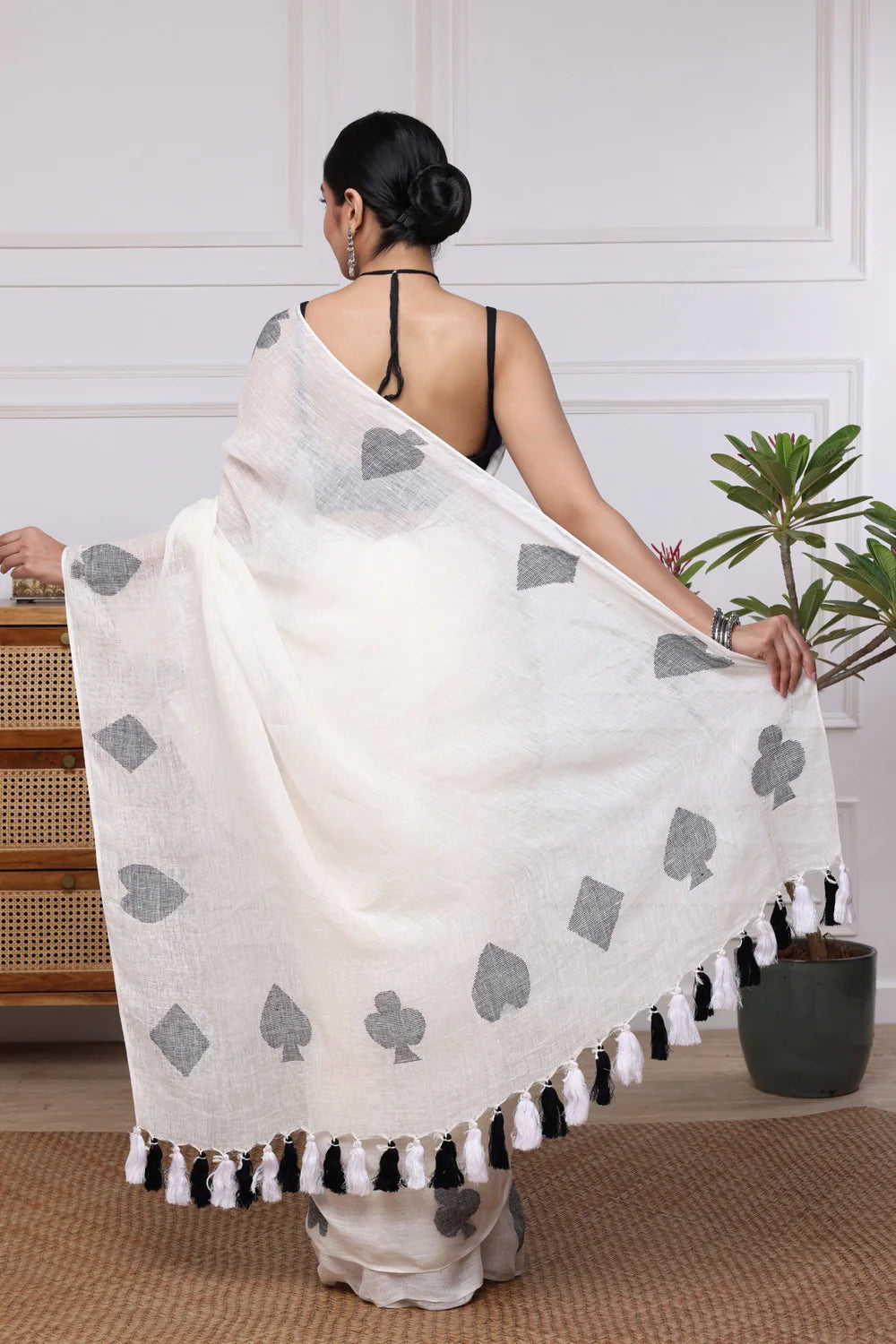 Handloom White & Black Pure Linen Teen Patti Jamdani Saree