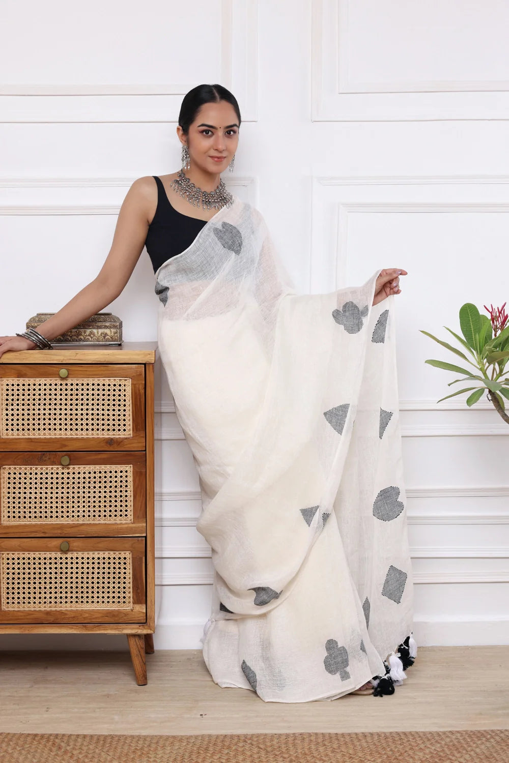 Handloom White & Black Pure Linen Teen Patti Jamdani Saree