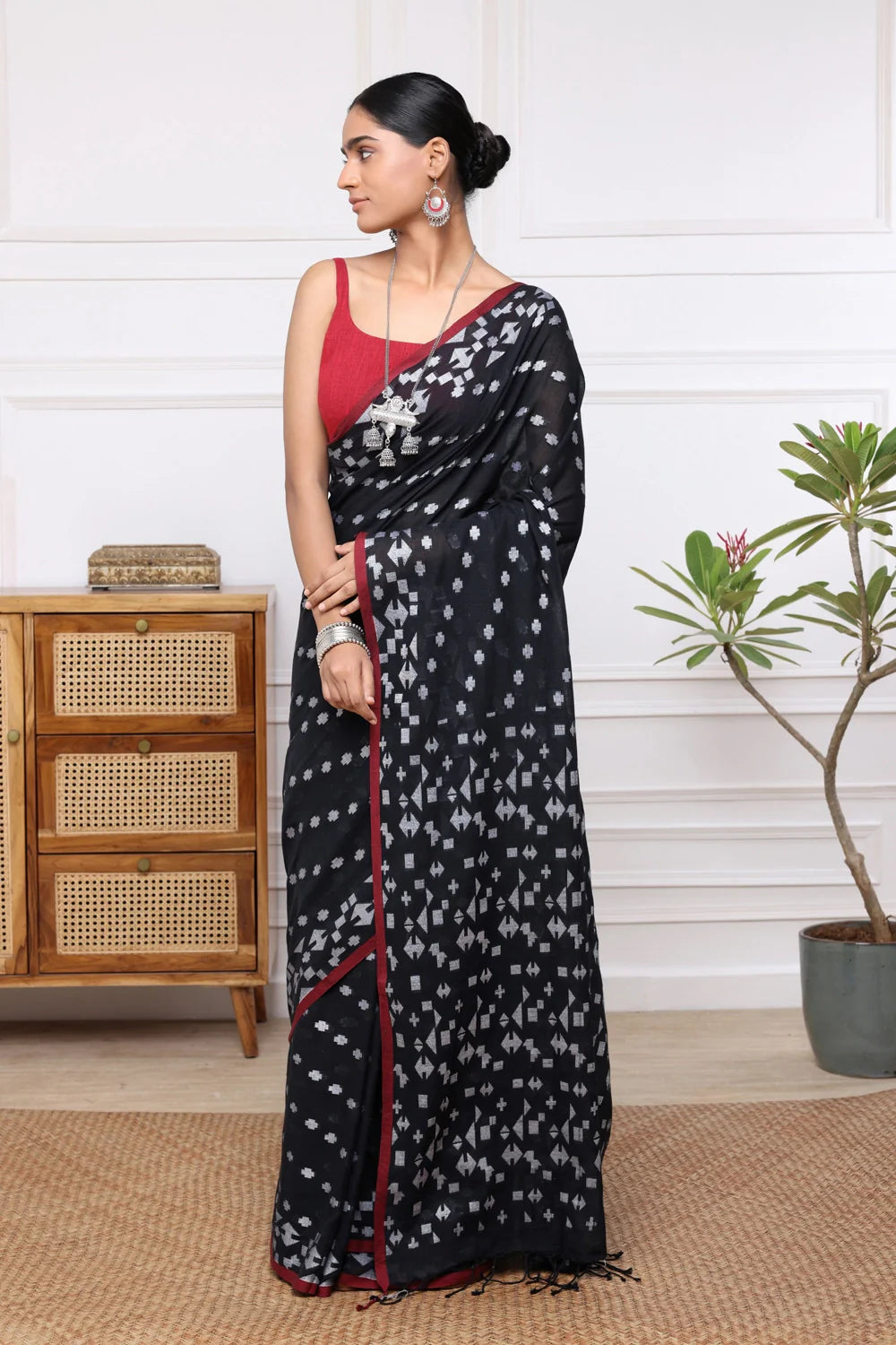 Handloom Black & White Mul Cotton Jamdani Saree