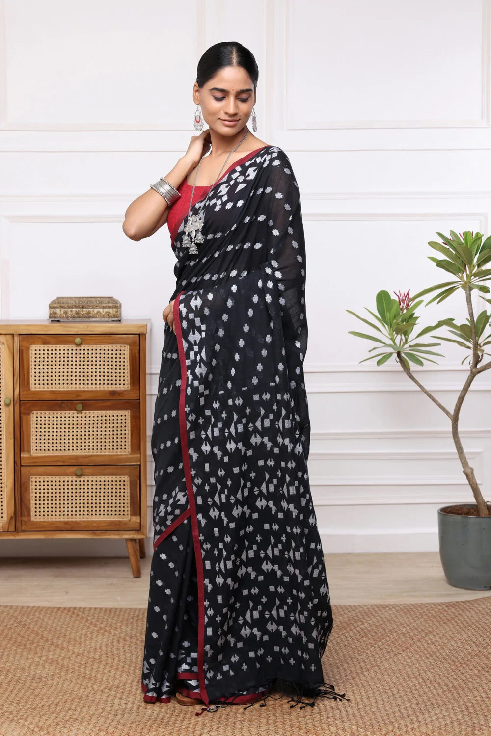 Handloom Black & White Mul Cotton Jamdani Saree