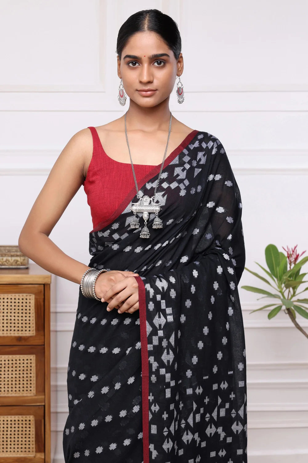 Handloom Black & White Mul Cotton Jamdani Saree