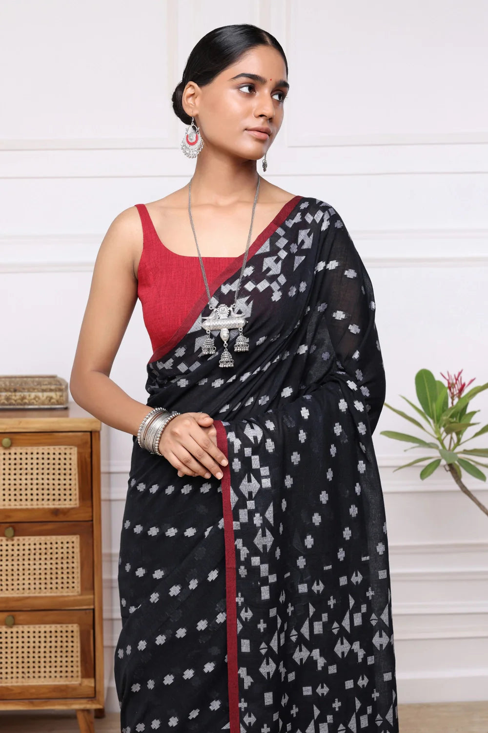 Handloom Black & White Mul Cotton Jamdani Saree