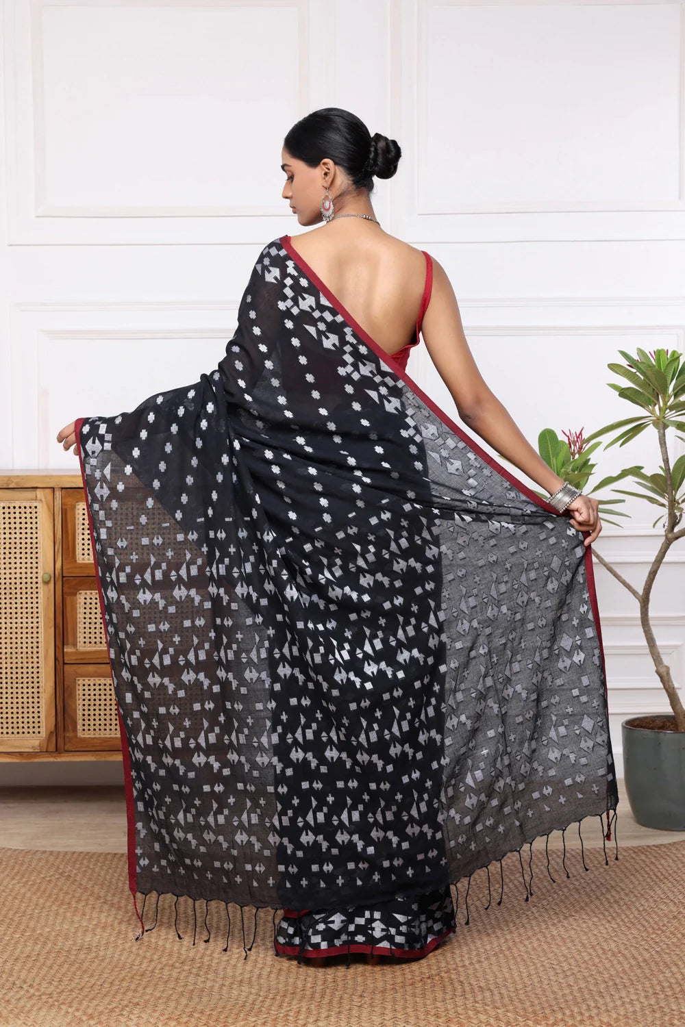 Handloom Black & White Mul Cotton Jamdani Saree