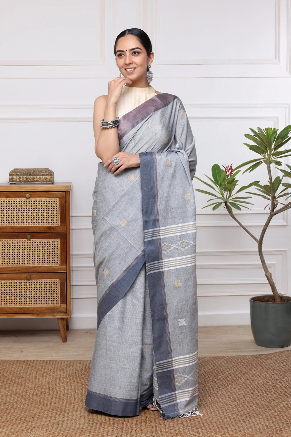 Handloom Grey Mul Cotton Jamdani Saree