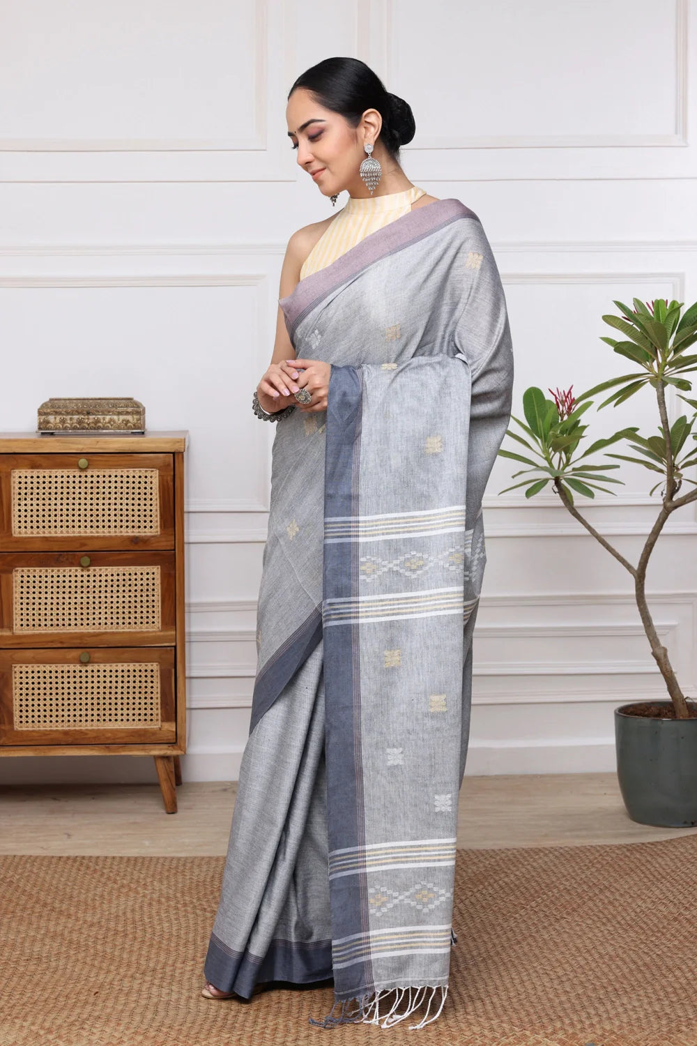 Handloom Grey Mul Cotton Jamdani Saree