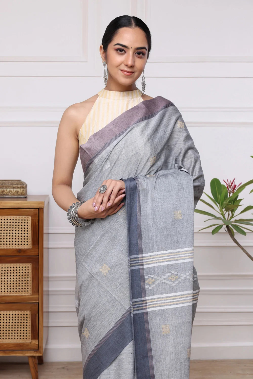 Handloom Grey Mul Cotton Jamdani Saree