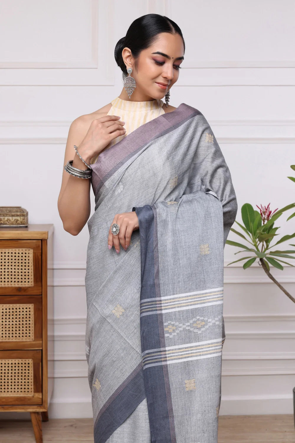 Handloom Grey Mul Cotton Jamdani Saree