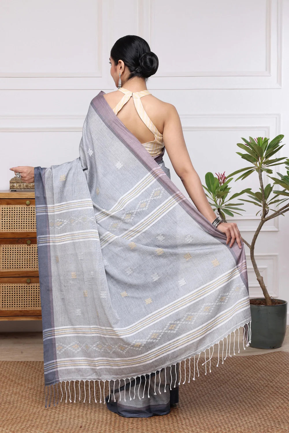 Handloom Grey Mul Cotton Jamdani Saree