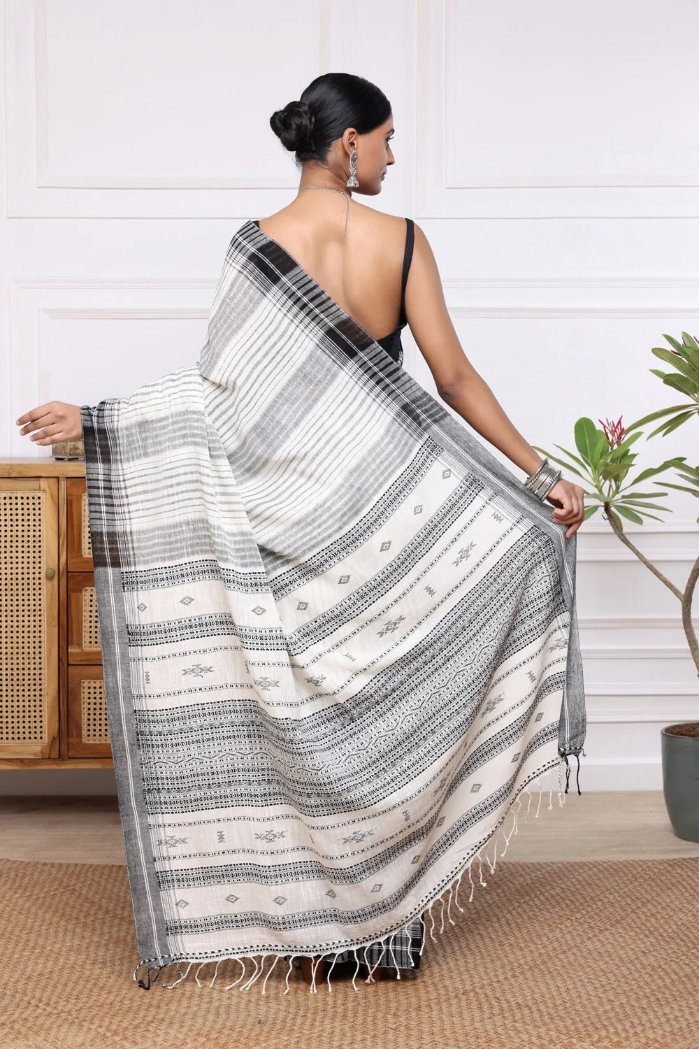 Handloom Black & White Soft Linen Jamdani  Saree