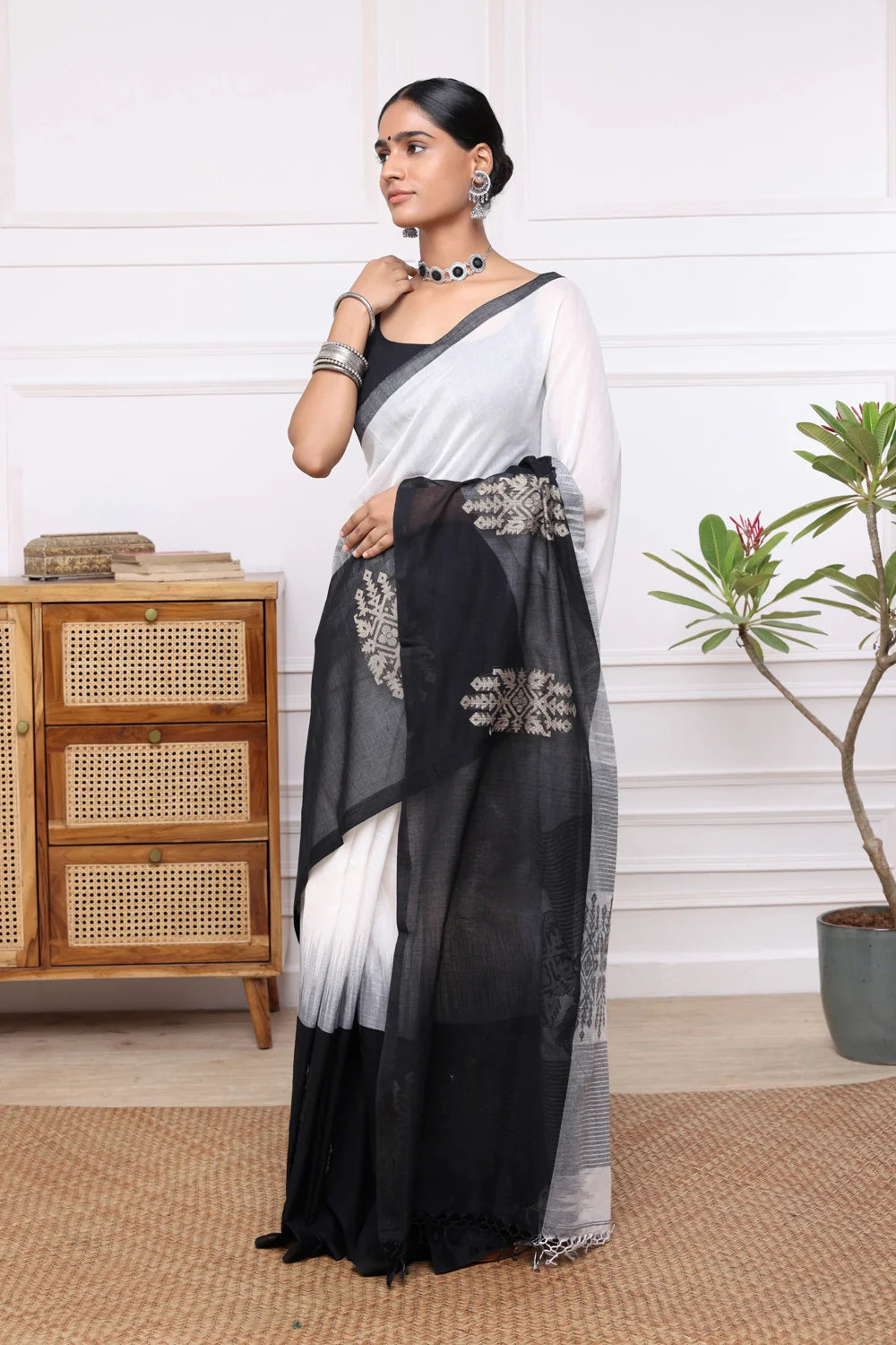 Handloom White & Black Soft Cotton Jamdani Saree