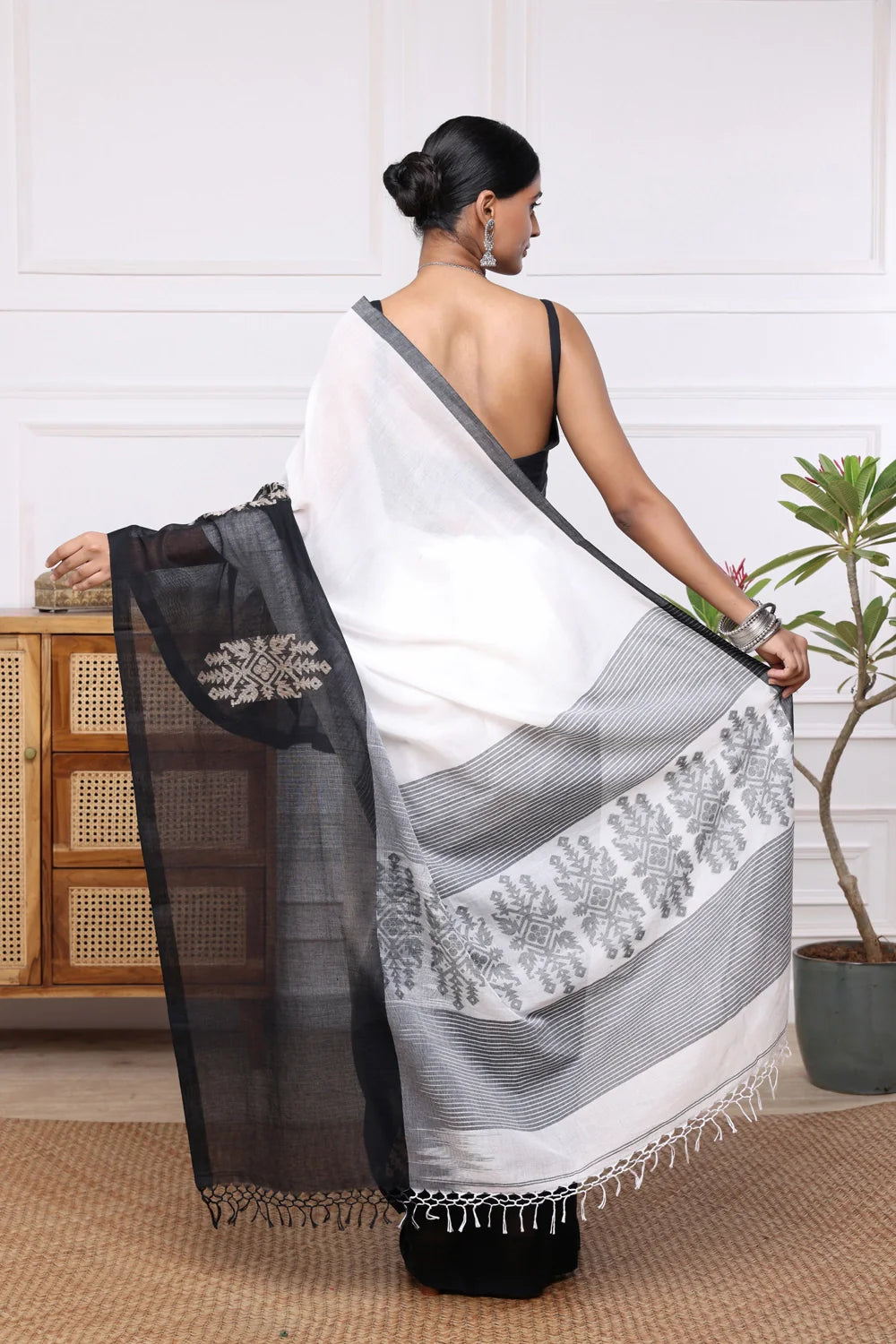 Handloom White & Black Soft Cotton Jamdani Saree