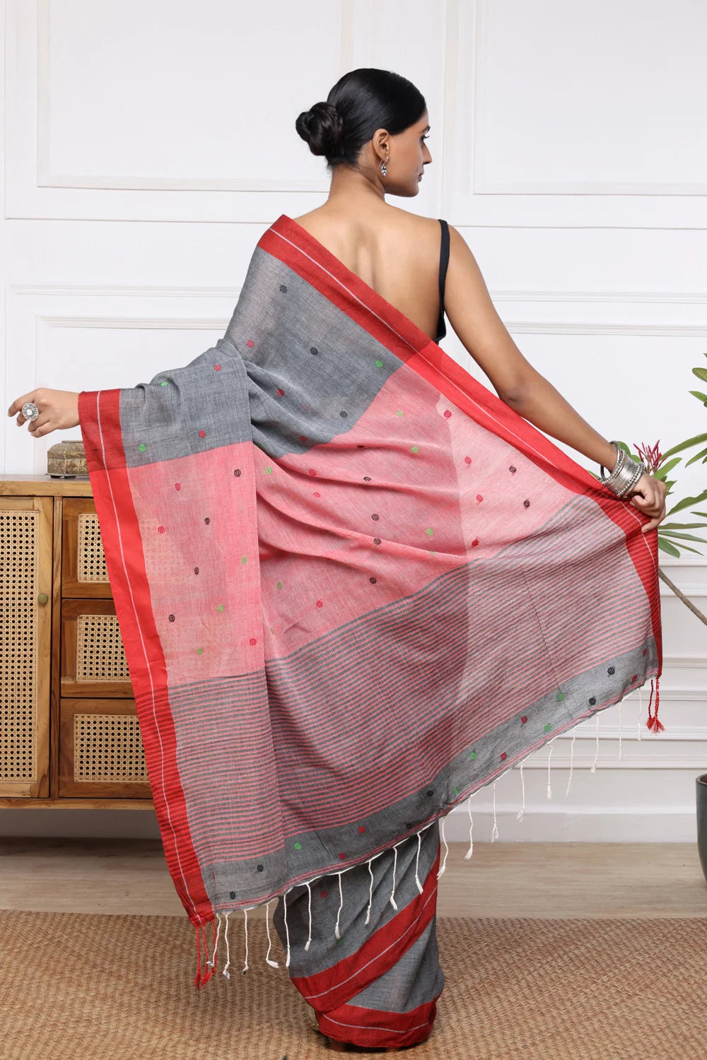 Handloom Grey Pure Cotton Jamdani Saree with Poka Dot Motifs