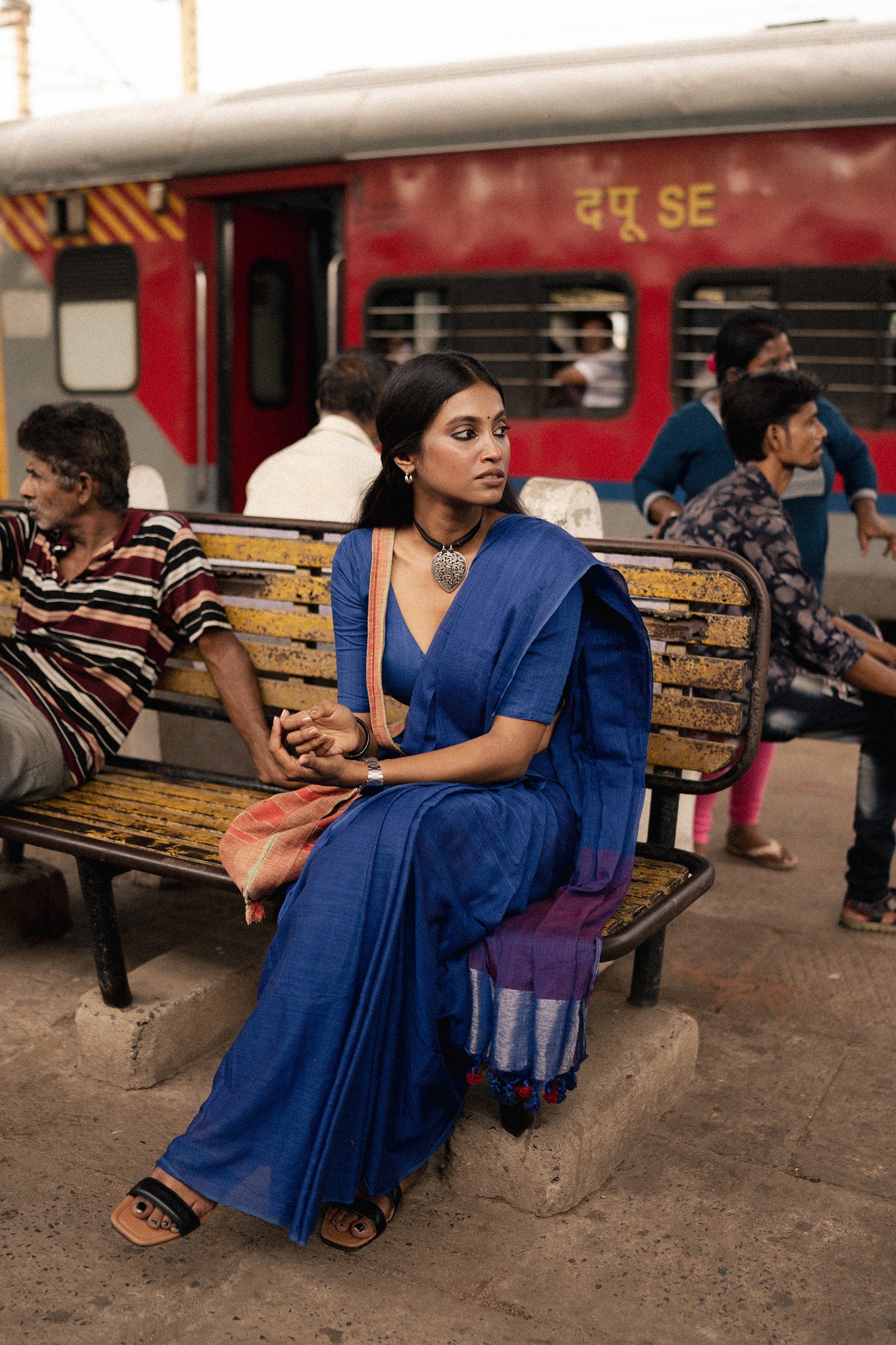 Jindagi ki railgadi I Blue mul modal handloom saree