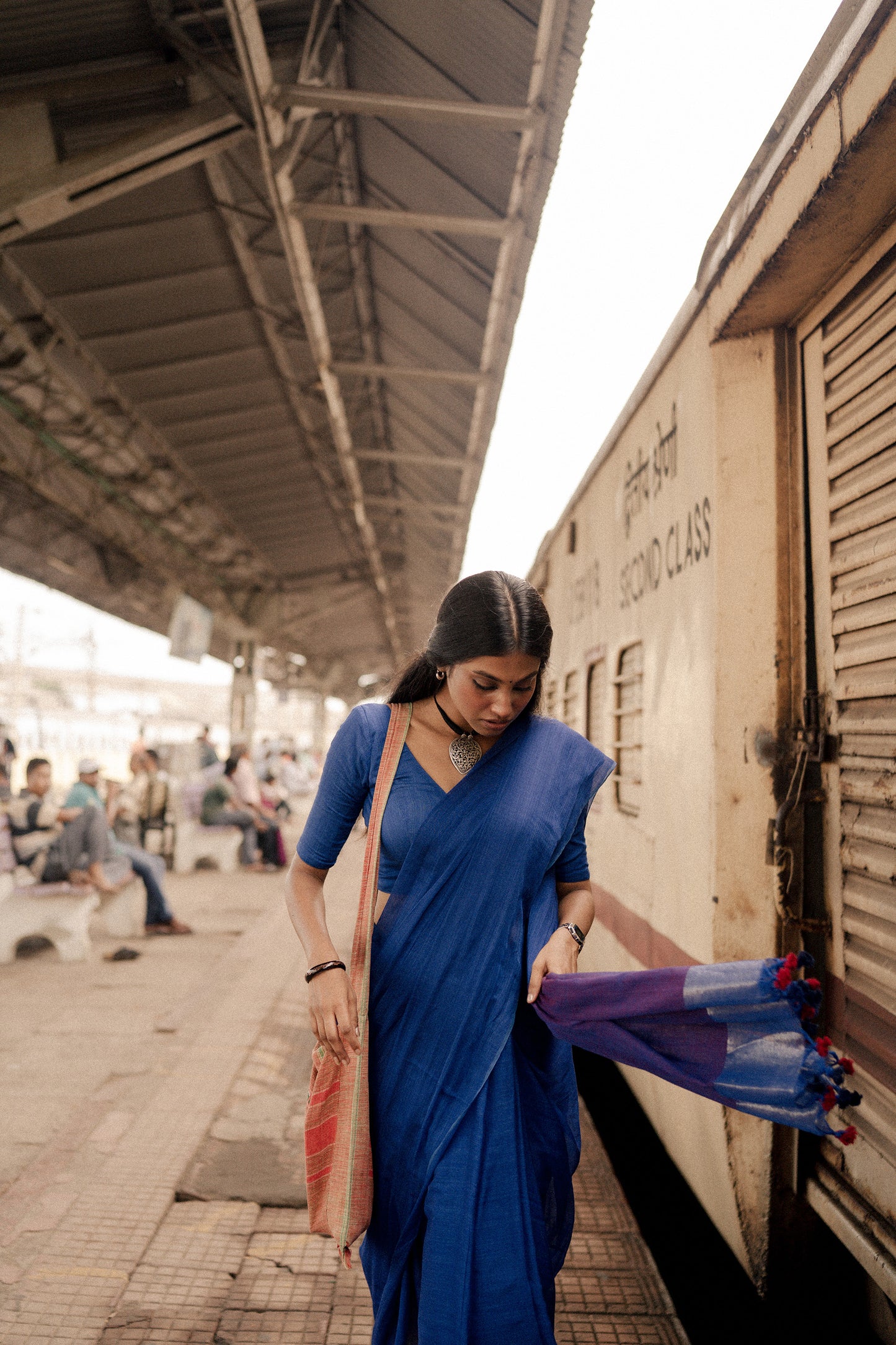 Jindagi ki railgadi I Blue mul modal handloom saree