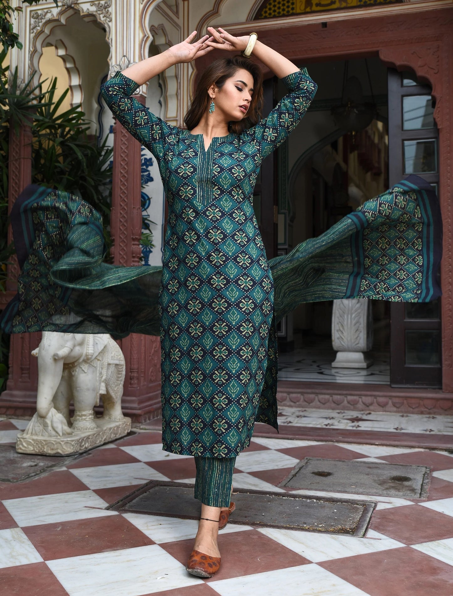 Tanvi Women Green Printed Viscose Rayon Kurta, Pant And Dupatta Set