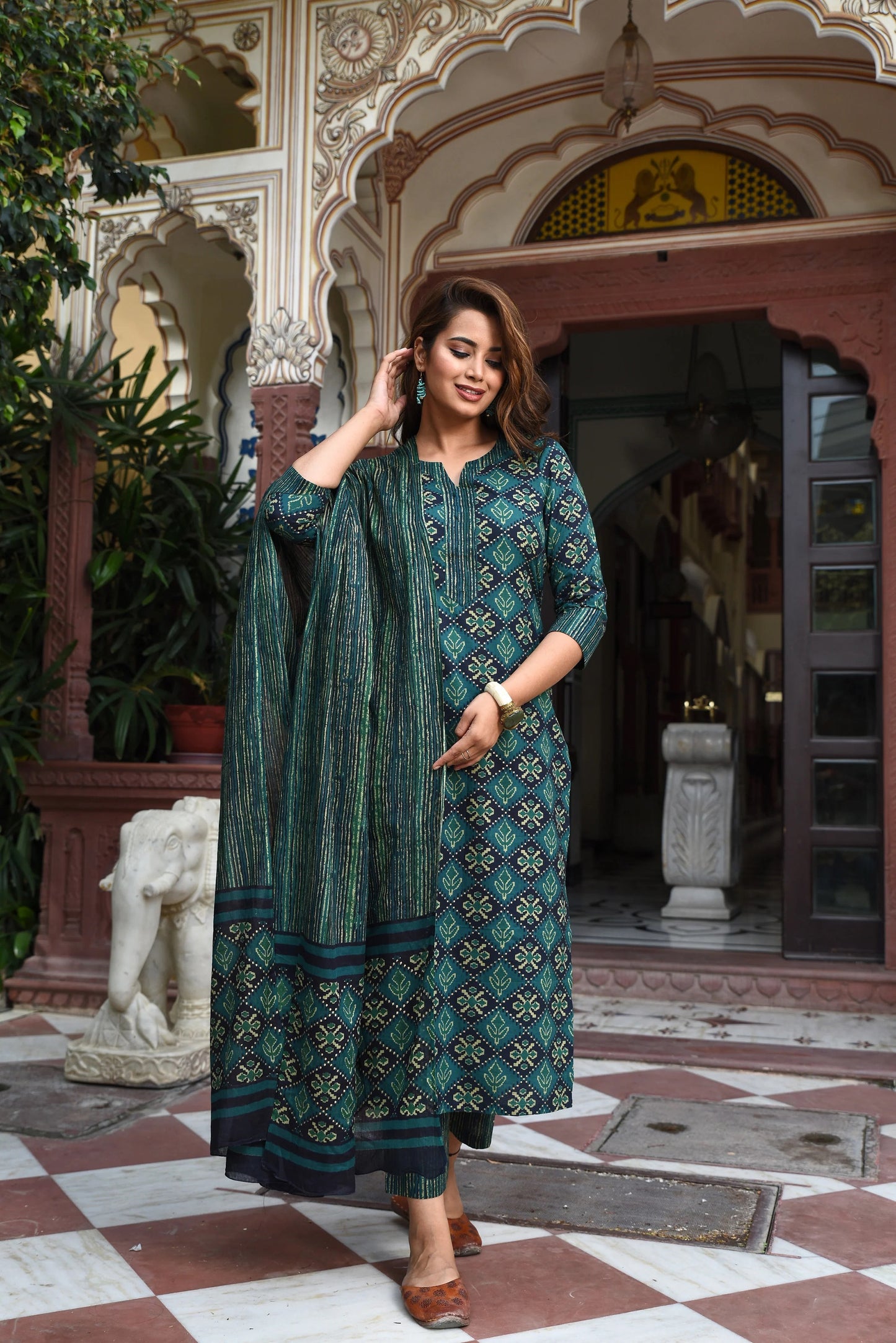 Tanvi Women Green Printed Viscose Rayon Kurta, Pant And Dupatta Set