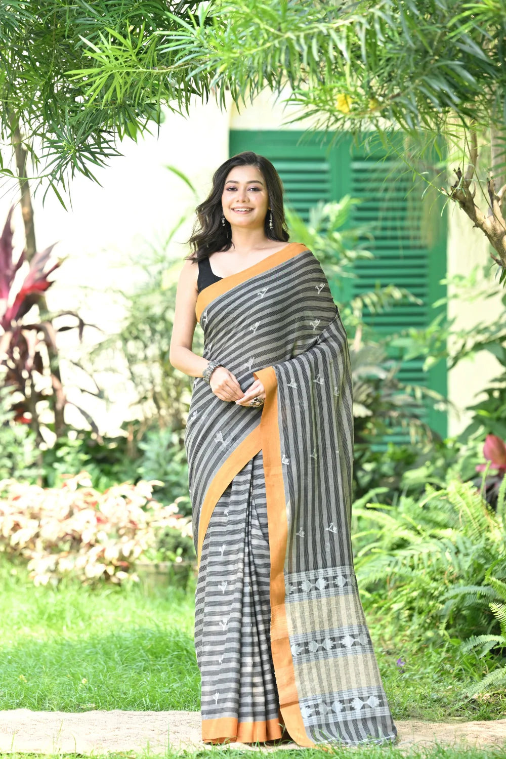 Handloom Grey & Black Pure Cotton Jamdani Saree