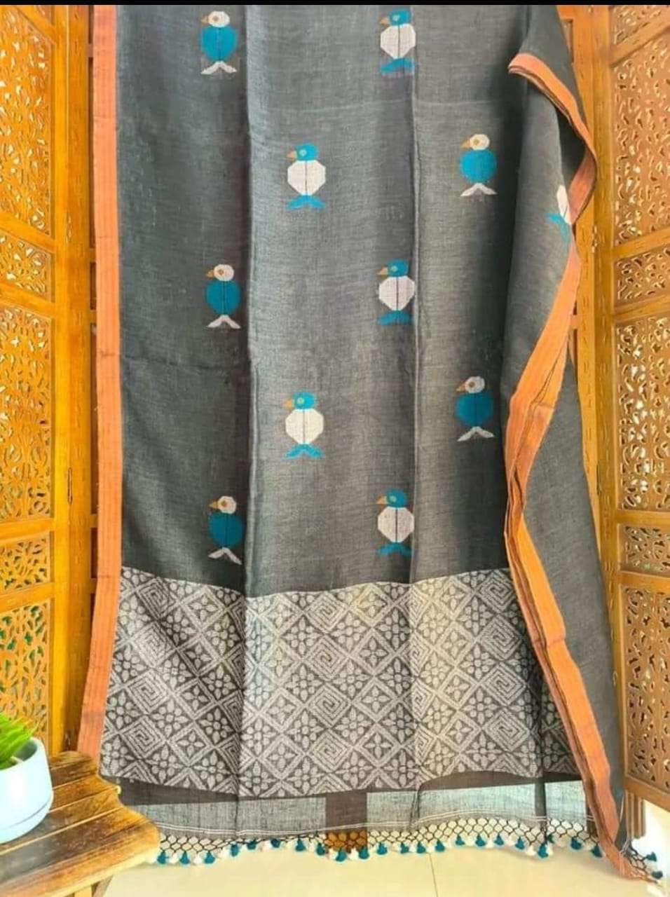 Stylish Pure Linen Saree