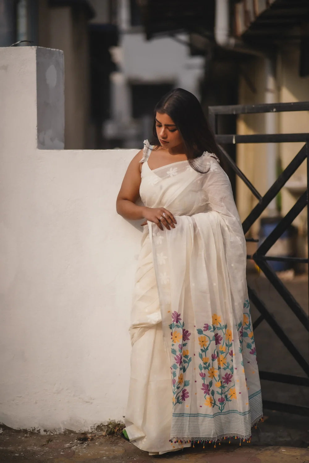 Handloom White Soft Cotton  Jamdani Saree With Multi Colour Floral Weave Pallu