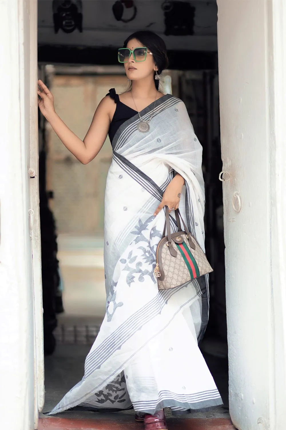 Handloom Black & White Pure Cotton Jamdani Saree with Floral Motifs